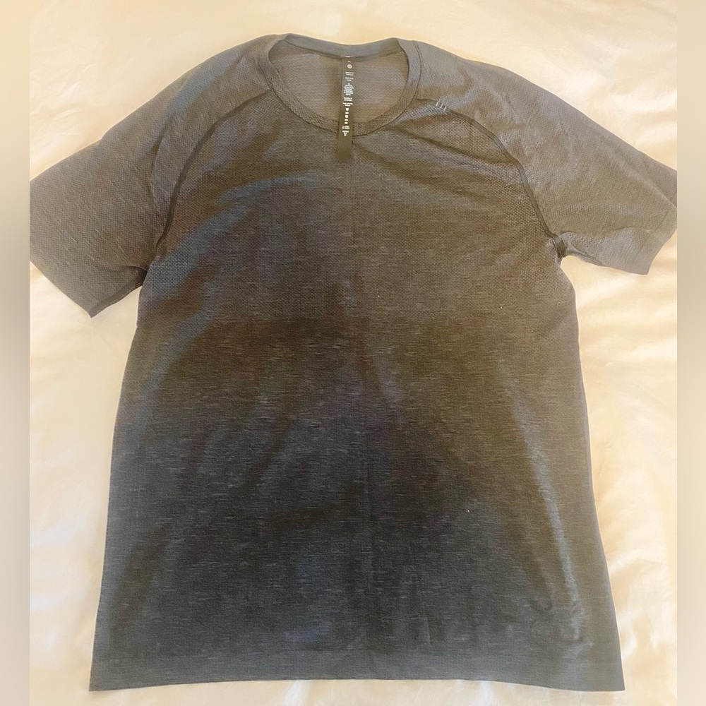 Men’s Lululemon Metal Vent Tech Short-Sleeve Shirt in Black/Grey.
